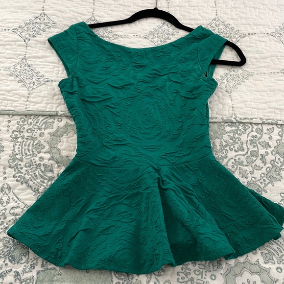 Arden B green peplum flattering top! - Picture 1 of 4